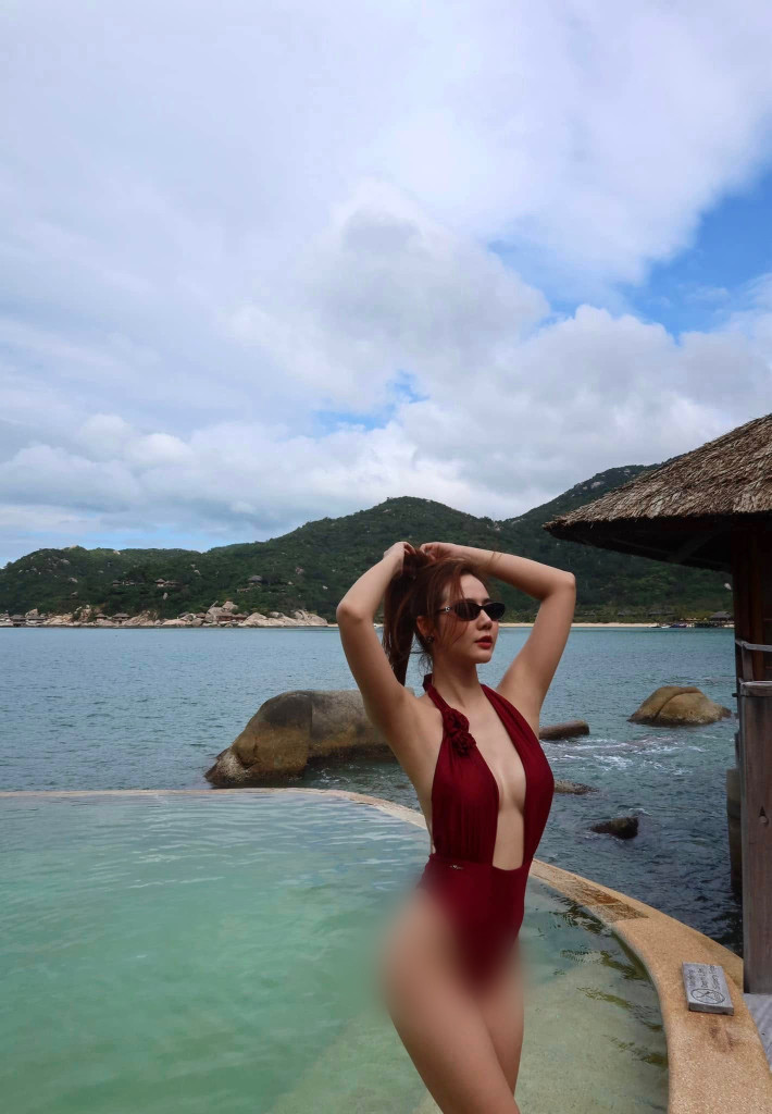 Diễn viên Huyền Lizzie thường xuyên diện những bộ bikini hai mảnh nhỏ xíu, khoe trọn đường cong nóng bỏng và làn da trắng mịn. Ảnh: FB Phan Minh Huyền