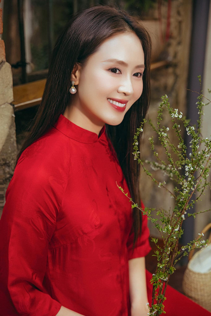 Tin tức sao Việt 20/1: Diễn viên Hồng Diễm chụp ảnh với áo dài đỏ đón Tết. Ảnh: FB Nguyen Hong Diem