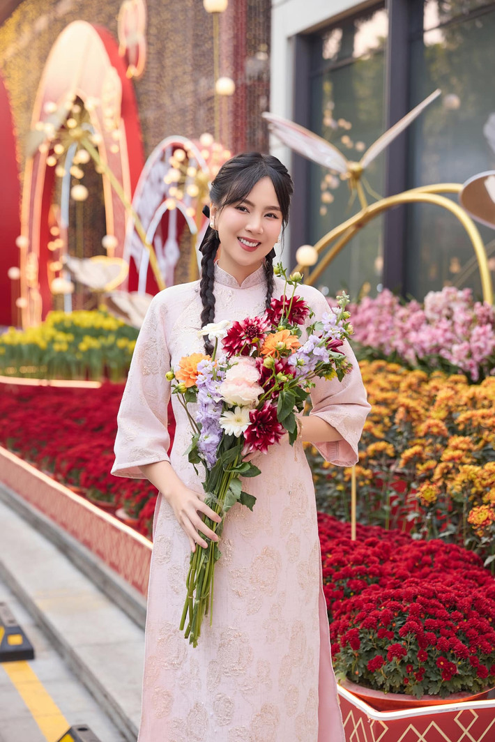 MC Mai Ngọc đăng ảnh xinh đẹp bên hoa thược dược. Ảnh: FB Mai Ngọc