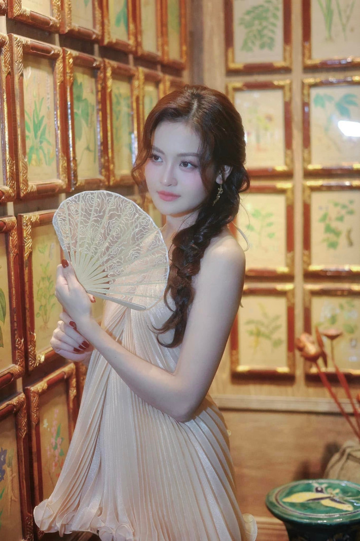 Diễn viên Thuỳ Anh xinh đẹp như nàng thơ. Ảnh: FB Thuỳ Anh