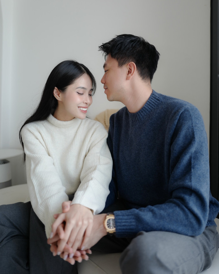 Ca nương Kiều Anh (sinh năm 1994) là thế hệ thứ bảy trong gia đình có truyền thống ca trù. Chồng của Kiều Anh là Văn Quỳnh, cháu trai cố giáo sư Văn Như Cương, con trai nhà giáo Văn Thùy Dương - Phó hiệu trưởng Trường THPT Lương Thế Vinh (Hà Nội). Hiện tại, Văn Quỳnh làm việc trong lĩnh vực giáo dục. Ảnh: FB Nguyen Kieu Anh