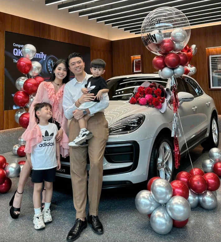 Văn Quỳnh có thói quen mua xe tặng vợ những dịp kỷ niệm. Ảnh: FB Nguyen Kieu Anh