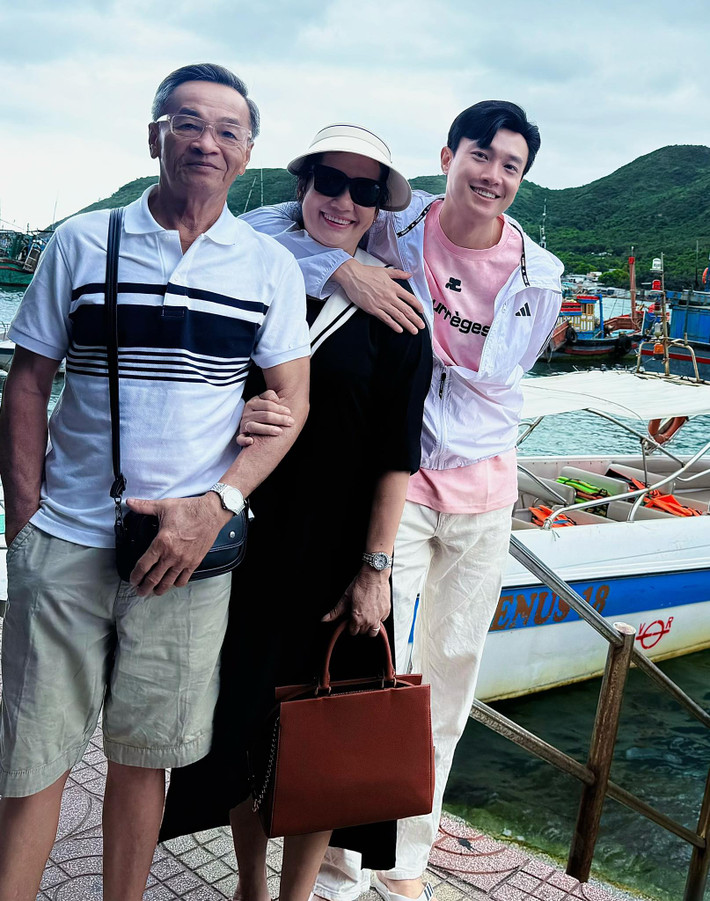 Diễn viên Quốc Trường chúc mừng sinh nhật mẹ. Ảnh: FB Nguyễn Quốc Trường