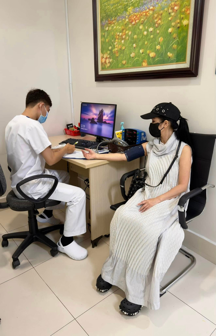 Ca sĩ Hồng Nhung đăng ảnh trong hành trình chữa ung thư vú. Ảnh: FB Le Hong Nhung