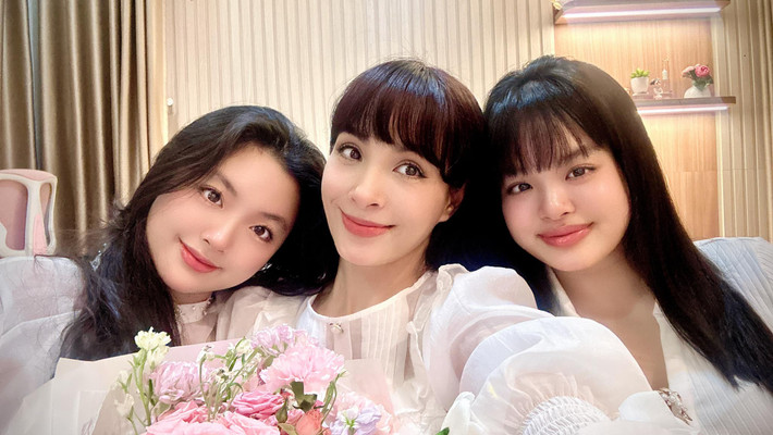 Cựu mẫu Bùi Thuý Hạnh chụp ảnh cùng 2 con gái. Ảnh: FB Bui Thuy Hanh