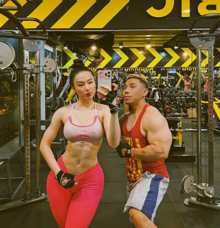 Thời gian qua, "bà mẹ nhí" Angela Phương Trinh tập luyện với cựu lực sĩ Phạm Văn Mách. Ảnh: FB Angela Phương Trinh