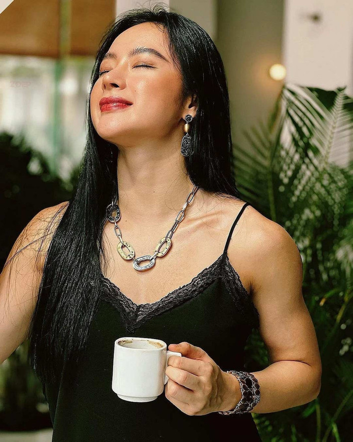 Để có được body cơ bắp cuồn cuộn, bờ vai vạm vỡ không thua kém gì nam giới, “bà mẹ nhí” đã phải rất nỗ lực. Ảnh: FB Angela Phương Trinh