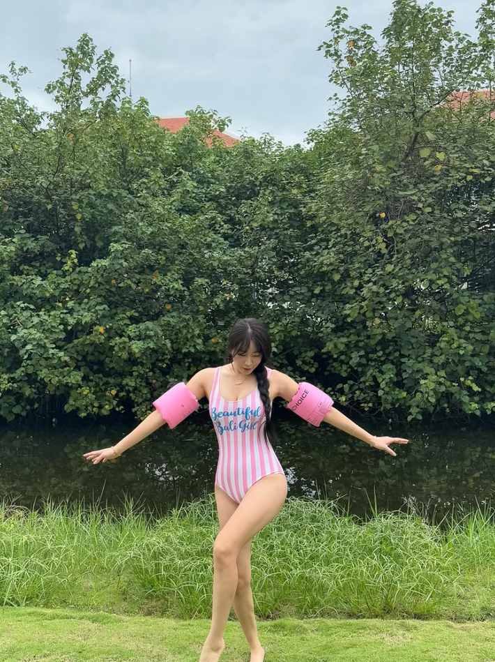 Những hình ảnh cô nàng khoe dáng trong trang phục bikini luôn thu hút sự chú ý lớn từ người hâm mộ và cư dân mạng.
