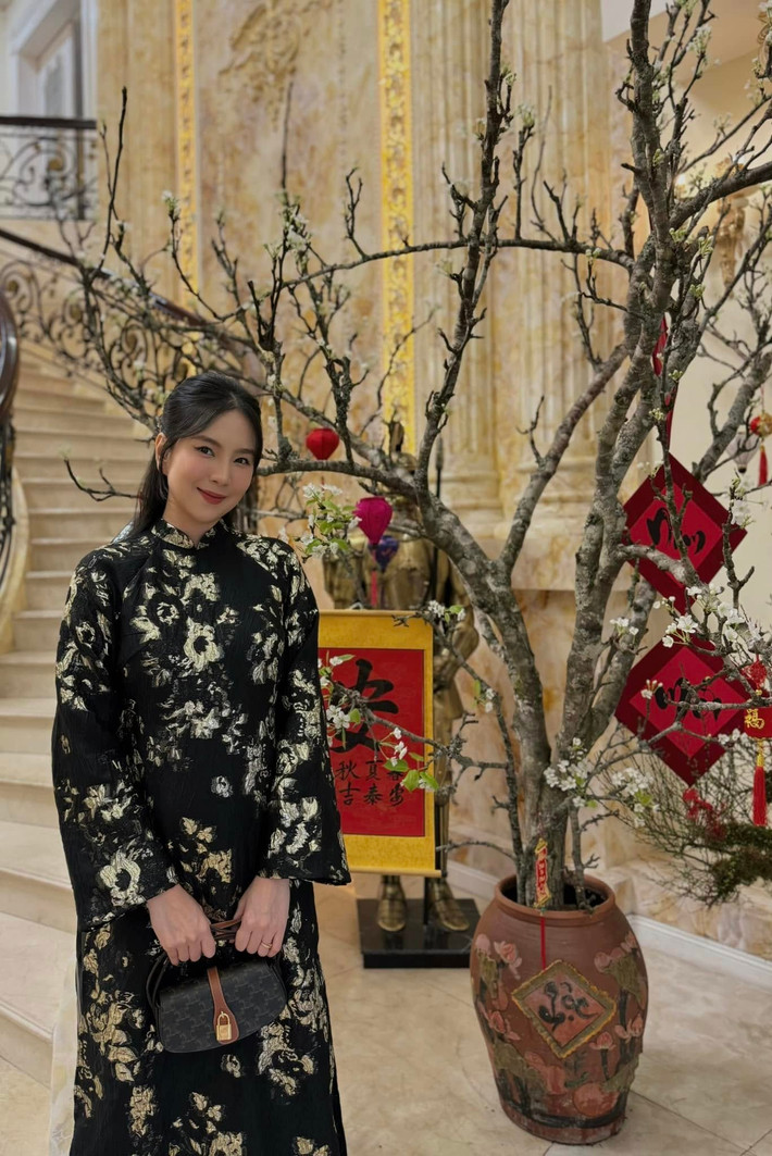Những bộ trang phục có họa tiết hoa nhí, kẻ sọc dọc hoặc màu sắc trung tính, nhã nhặn như trắng, be, pastel... luôn là lựa chọn hàng đầu của cô. Ảnh: FB Mai Ngọc