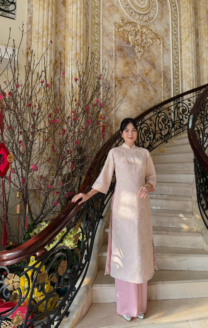 Trước đó, trong thời gian MC Mai Ngọc mang thai cô ưu tiên lựa chọn những thiết kế thông minh, có phần chiết eo cao hoặc dáng suông rộng rãi. Ảnh: FB Mai Ngọc