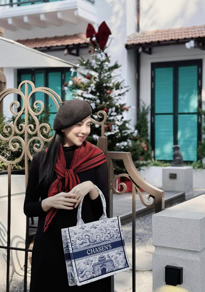 Dù mang thai, cô vẫn luôn xuất hiện với nụ cười tươi tắn, thần thái rạng ngời. Đó chính là điều khiến cô trở nên xinh đẹp và cuốn hút hơn bao giờ hết. Ảnh: FB Mai Ngọc