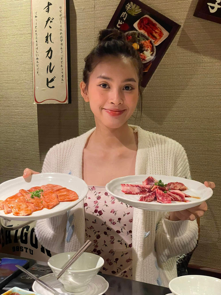 Hoa hậu Tiểu Vy thích thú vì đã lâu mới được thưởng thức món ăn Nhật. Ảnh: FB Trần Tiểu Vy