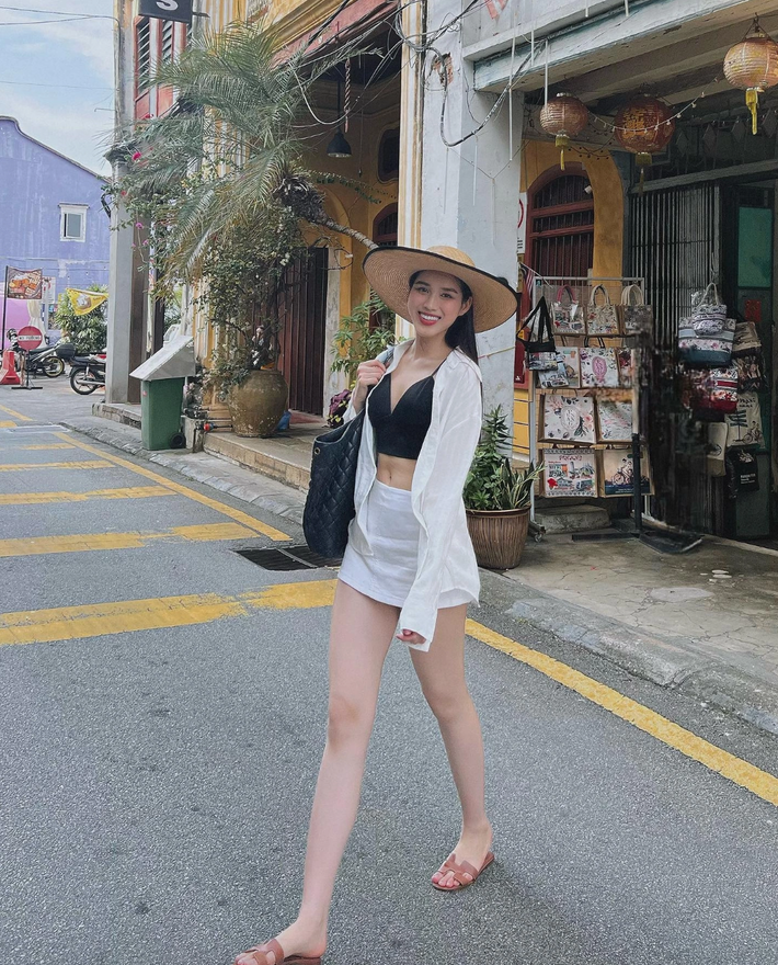 Trang phục của hoa hậu trong những chuyến vi vu luôn là váy ngắn tôn dáng triệt để. Ảnh: FB Đỗ Thị Hà