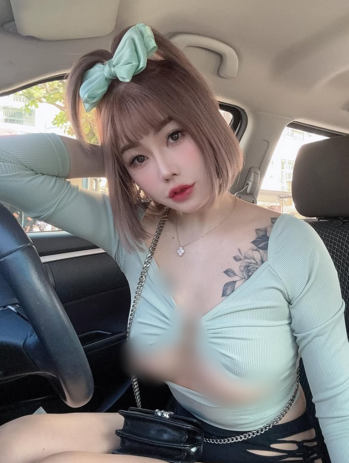 Trên trang cá nhân không thiếu hình ảnh hở hang của cô gái này.