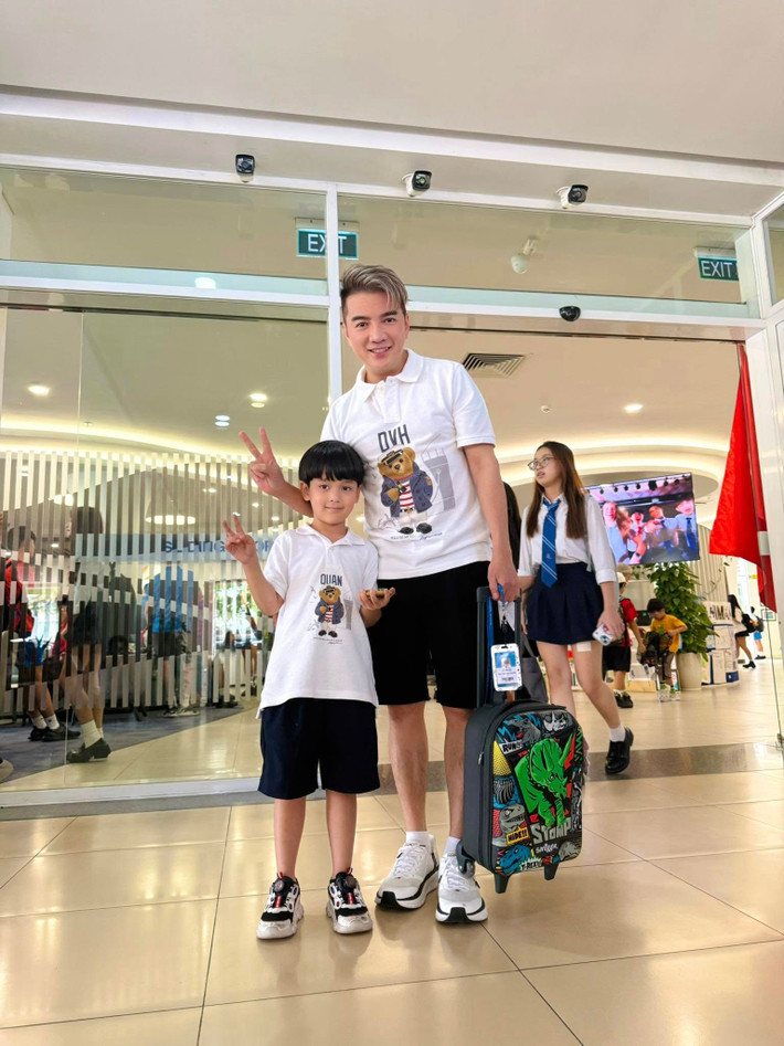 Đàm Vĩnh Hưng diện áo đôi với con trai. Ảnh: FB Dam Vinh Hung