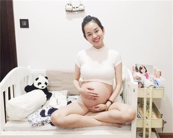 Sau 6 tháng mặn nồng, cả hai quyết định đường ai nấy đi vì xảy ra nhiều mâu thuẫn trong mối quan hệ. Đó cũng là lúc Ly Kute đang mang thai 3 tháng, là kết quả của mối tình ngắn ngủi giữa cô và Mạc Hồng Quân. Ảnh: Dân Việt