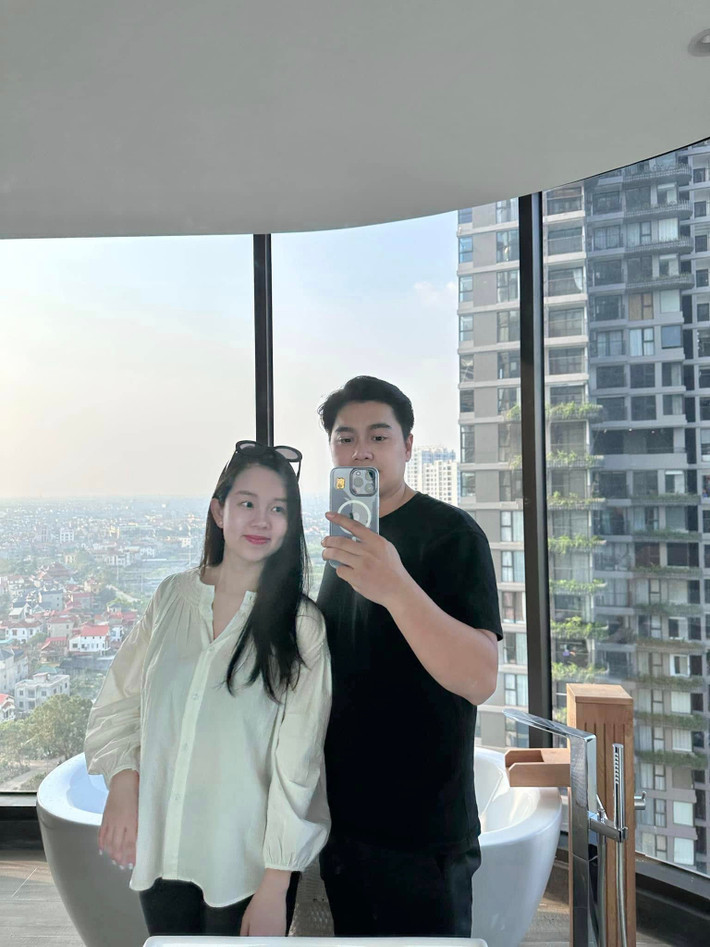 Hiện tại, Ly Kute đang hạnh phúc với gia đình nhỏ của mình. Trước đó, vào tháng 10/2023, Ly Kute chính thức lên xe hoa với ông xã Ngọc Sơn. Sau 7 năm làm mẹ đơn thân, người đẹp đã tìm được bến đỗ hạnh phúc cho riêng mình. Ảnh: FB Khánh Ly