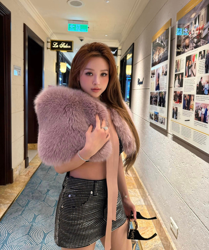 Huyền Baby diện đồ gợi cảm dưới thời tiết lạnh ở Hà Nội. Ảnh: FB Đặng Ngọc Huyền