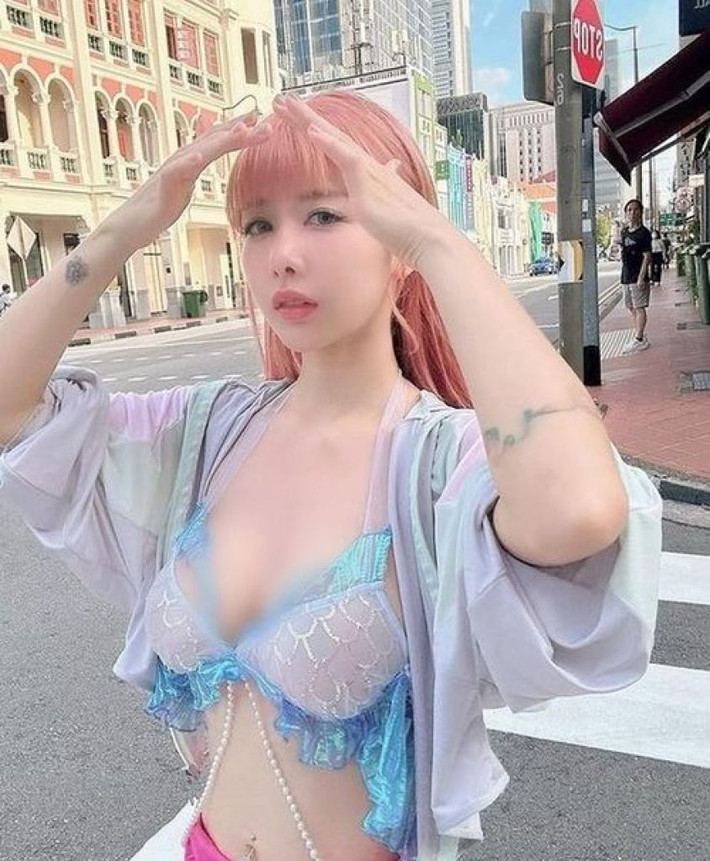 Bộ trang phục táo bạo này nhanh chóng gây sốt trên mạng xã hội, thu hút sự chú ý của đông đảo người hâm mộ và giới truyền thông.