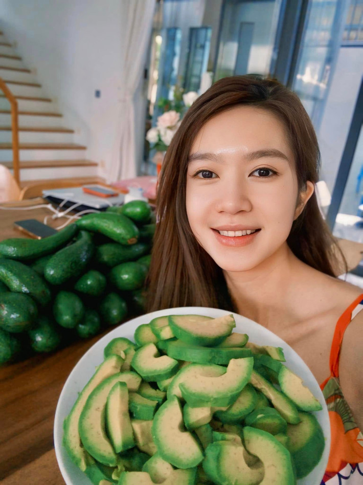 Minh Hà khoe cây bơ nhà trồng sai quả. Ảnh: FB Minh Hà