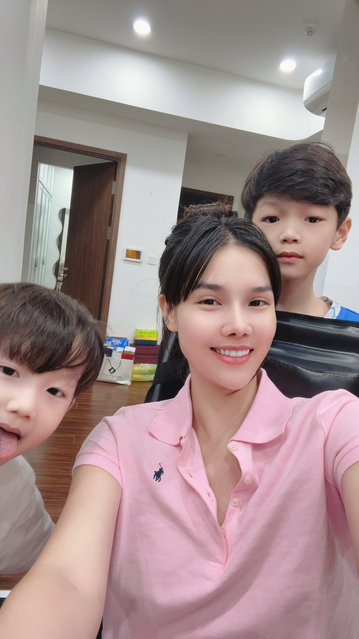 Cựu mẫu Kỳ Hân hạnh phúc khi được về nhà và gặp lại các con sau thời gian nằm viện. Ảnh: FB Han Ky Nguyen