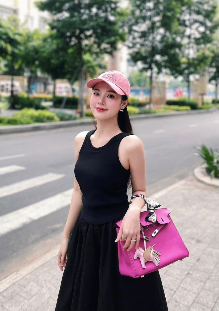 Để không trông nhàm chán Midu thường xuyên thay đổi kiểu dáng và màu sắc của chân váy, mang đến cho công chúng những hình ảnh mới mẻ, đầy sức sống. Ảnh: FB Đặng Thị Mỹ Dung