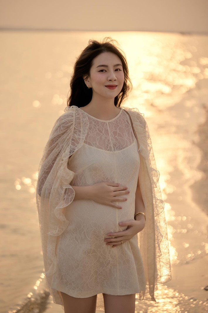 MC Mai Ngọc khoe nhan sắc rạng rỡ trên bờ biển, cô đang ở những tháng cuối thai kỳ. Ảnh: FB Mai Ngọc