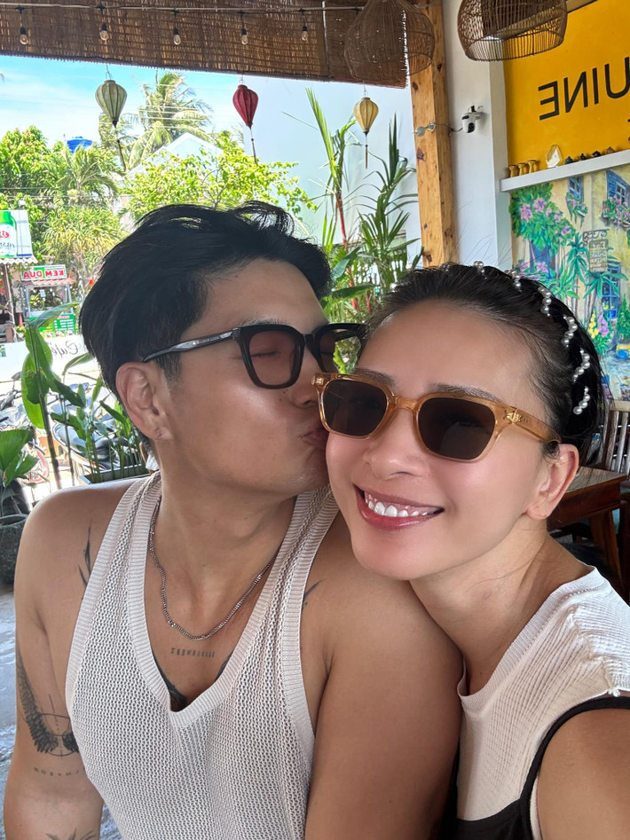 Huy Trần luôn dành cho vợ những cử chỉ ngọt ngào, lãng mạn, thể hiện sự quan tâm, yêu thương hết mực. Ảnh: FB Ngo Thanh Van
