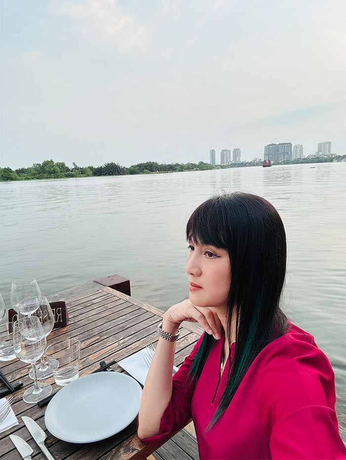 Hiền Mai được nhiều người khen trẻ hơn so với tuổi thực.Vóc dáng cô vẫn không thay đổi là mấy dù nữ diễn viên đã bước vào tuổi 58.