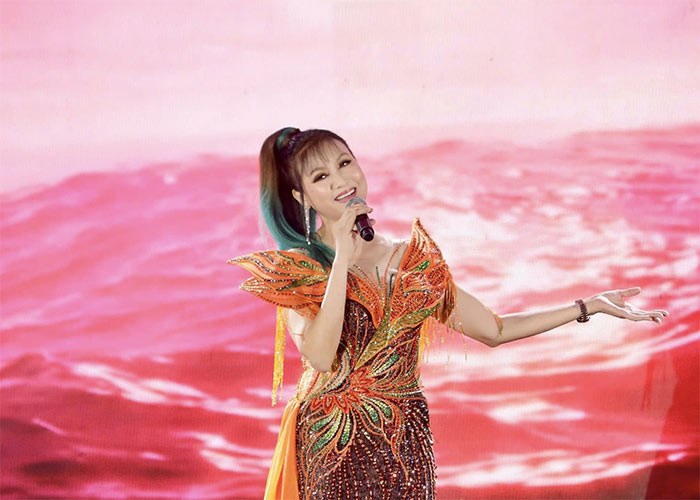 Năm 2003 Hiền Mai kết hôn với doanh nhân Nguyễn Hoàng Minh là Việt Kiều Mỹ. Cả hai có một con trai chung là Tony sinh năm 2004.