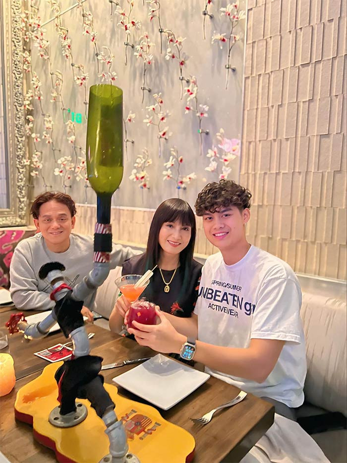 Những năm gần đây Hiền Mai ít tham gia showbiz mà dành thời gian chăm sóc gia đình, tận hưởng cuộc sống vui vẻ, an yên. Có thời gian rảnh là cô lại gặp gỡ bạn bè, đi du lịch.