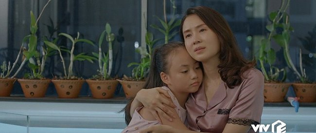 Hồng Nhung là một trong những sao nhí quen mặt của màn ảnh VTV. Cô bé từng gây sốt khi đảm nhiệm vai con gái Hồng Diễm trong " Hoa hồng trên ngực trái". Ảnh chụp màn hình