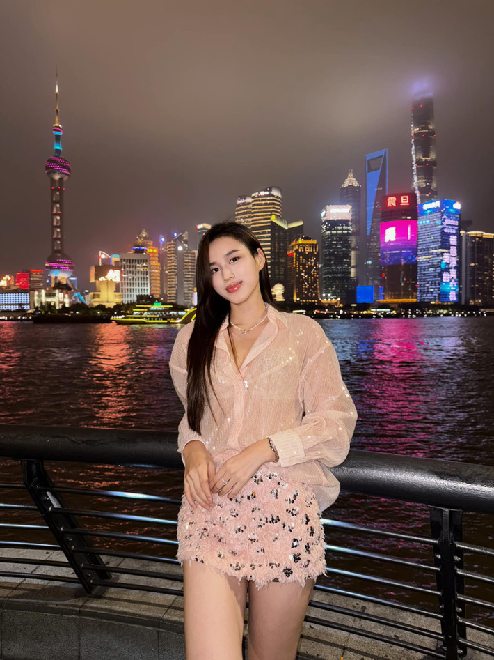 Váy ngắn là trang phục yêu thích của Đỗ Thị Hà. Ảnh: FB Đỗ Thị Hà
