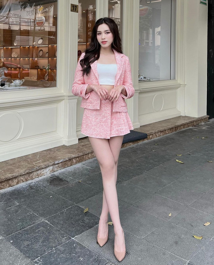 Lúc mới đăng quang, Đỗ Thị Hà thường diện các trang phục khoe chân dài như đầm dạ hội xẻ tà cao, quần shorts... Ảnh: FB Đỗ Thị Hà
