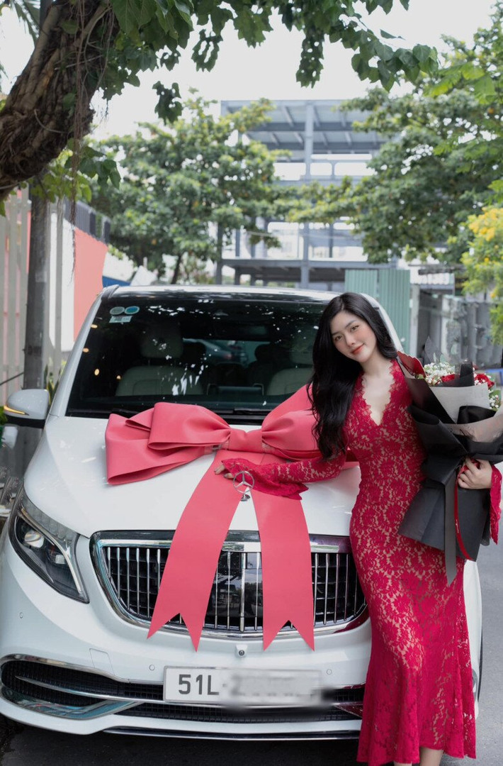 Huỳnh Tiên giàu có khi cô luôn xuất hiện với những chiếc xế hộp hạng sang do chính tay cô sở hữu. Ảnh: FB Pham Huynh Tien
