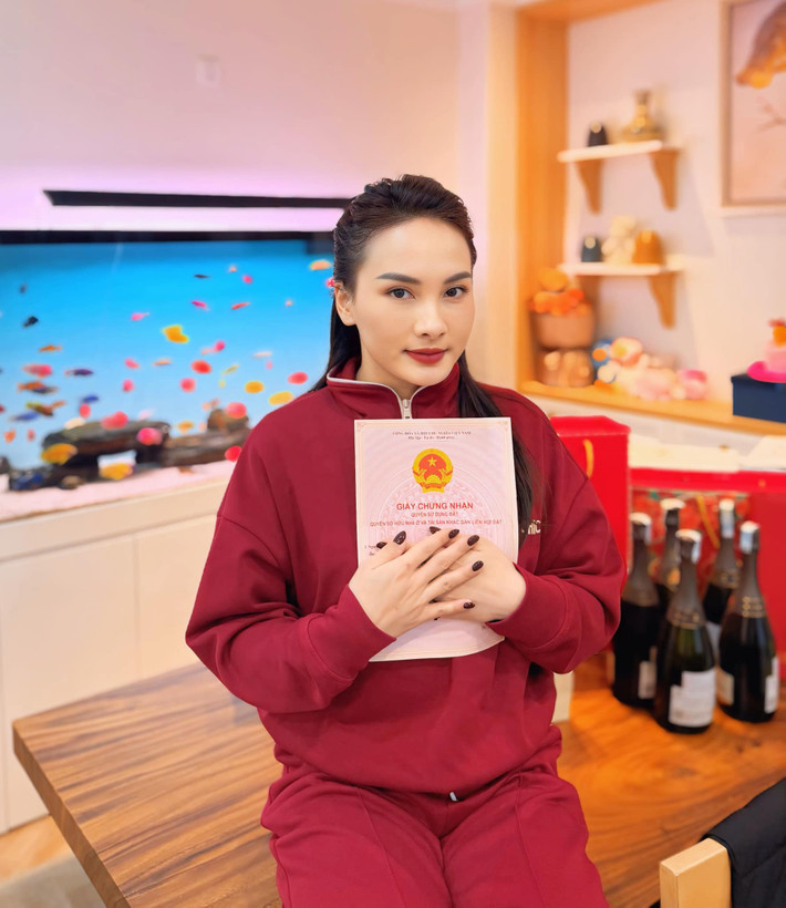 Tin tức sao Việt 23/1: Diễn viên Bảo Thanh khoe sổ đỏ. Nữ diễn viên cho biết năm qua đã làm việc rất chăm chỉ và đây là thành quả xứng đáng. Ảnh: FB Bảo Thanh