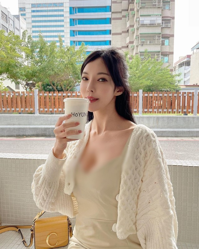 Từng bị chỉ trích là cố tình hở hang để lôi kéo sự chú ý của dư luận nhưng hot girl tỏ vẻ không quan tâm. Ảnh: IGNV
