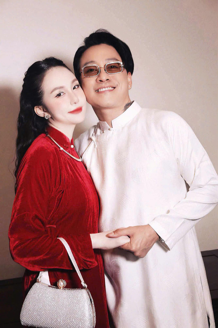 Sau 10 năm kết hôn và sinh ba con, vợ Tuấn Hưng vẫn sở hữu nhan sắc xinh đẹp, vóc dáng gợi cảm. Ảnh: FB Trần Thu Hương