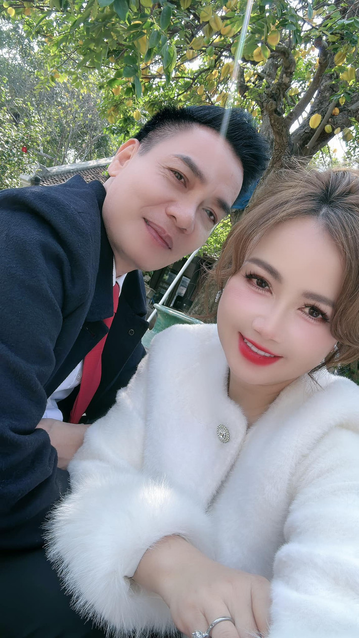 Tin tức sao Việt 17/1: Đào Hoàng Yến công khai bên người đàn ông lạ mặt mà nữ diễn viên gọi là chồng: "Ngay bây giờ. Ngay tại thời điểm này. Anh ấy đang là chồng tôi. Và nhìn nụ cười - nhìn ánh mắt thì hiểu tui đang hạnh phúc cỡ nào. Hy vọng duyên mình bền lâu". Ảnh: FB Đào Hoàng Yến