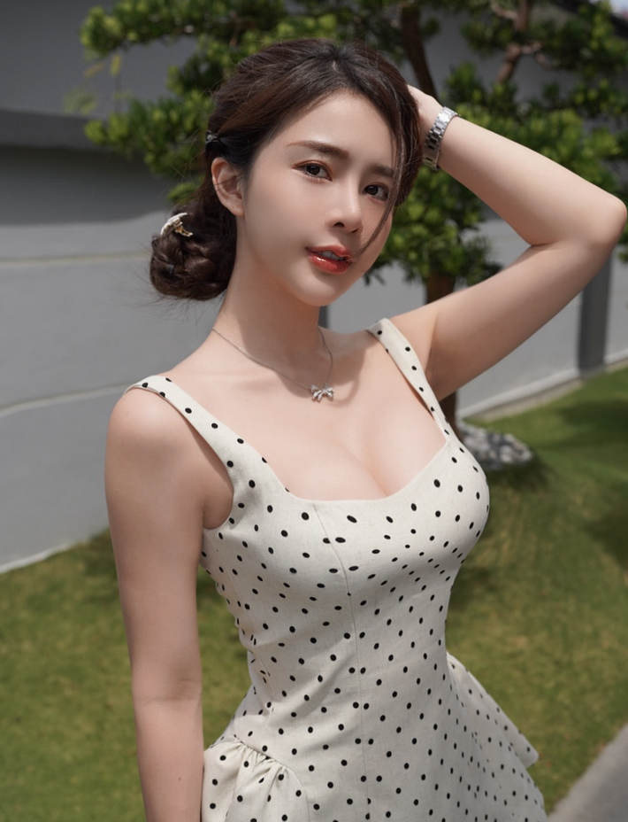 Cô dường như muốn khẳng định một hình ảnh nữ DJ không chỉ tài năng mà còn quyến rũ và dám thể hiện cá tính riêng.