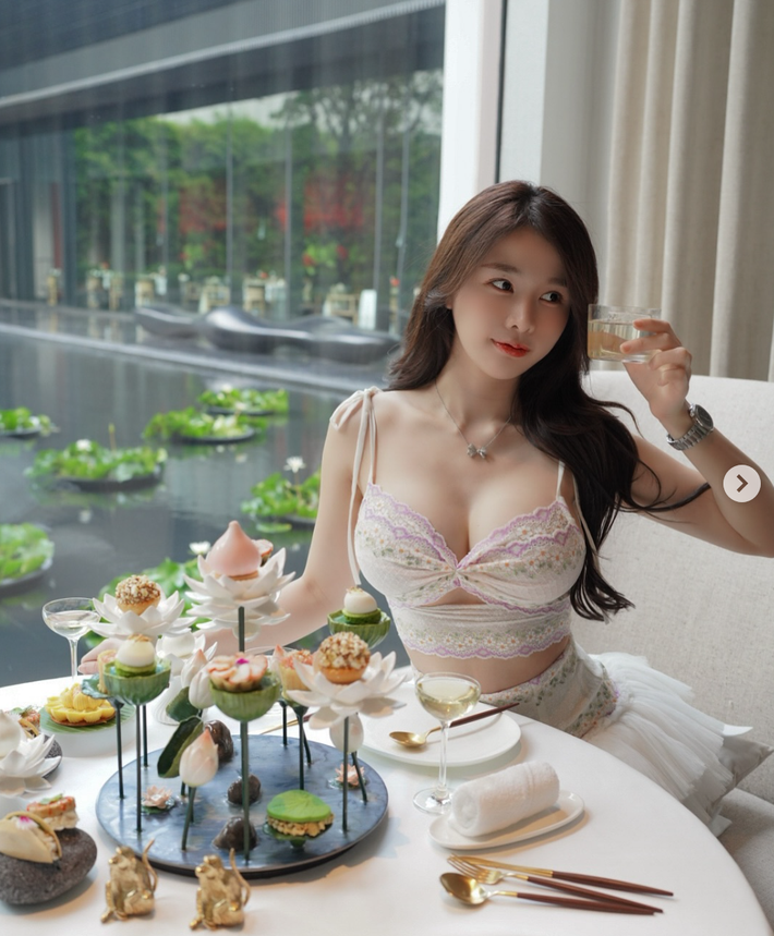 Chẳng những được trời phú cho tài năng âm nhạc khiến người ta phải ngả mũ, nữ DJ sinh năm 1993 còn sở hữu sắc vóc vô cùng quyến rũ.