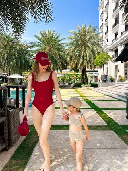 Hồ Ngọc Hà khoe dáng đẹp mê đắm trong bộ áo tắm màu đỏ khi cùng chồng con đi nghỉ dưỡng tại một khu resort. (Ảnh: FB Hồ Ngọc Hà)