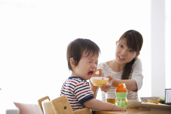 Dấu hiệu trẻ thiếu kẽm – Kén ăn, lười ăn. Khi thiếu kẽm, chức năng vị giác cơ thể giảm sút. Một khi chức năng vị giác giảm, trẻ ăn sẽ không có cảm giác ngon miệng nên từ chối đồ ăn.