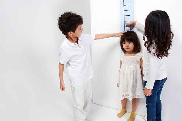 Chậm phát triển. Thiếu kẽm không chỉ ảnh hưởng đến cảm giác ngon miệng mà còn khiến chức năng tiêu hóa suy giảm, rối loạn tiêu hóa và chuyển hóa. Duy trì trong thời gian dài, cơ thể sẽ không nhận được lượng dưỡng chất cần thiết khiến chiều cao, cân nặng trẻ bị ảnh hưởng. Thiếu kẽm trầm trọng còn ảnh hưởng đến sự phát triển của não bộ.