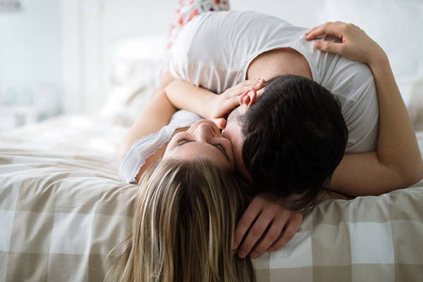 Tư thế truyền giáo. Tư thế truyền giáo giúp “cậu bé” dễ dàng ra vào nên sẽ vô cùng kích thích. Nhiều người nhầm tưởng, tư thế truyền giáo chỉ khiến nam giới mất sức. Thực tế, cách làm tình này khiến cả hai đều có thể tập trung vào cơ mông và những nhóm cơ cốt lõi.