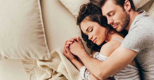 Tư thế cái kéo. Ở tư thế này, chị em nằm ngửa sao cho 1 chân đưa lên trên và giữ một chân dưới giường. Nam giới hỗ trợ cuộc chơi bằng cách giữ 1 chân rồi thâm nhập vào sâu bên trong. Chỉ bằng những động tác đơn giản, cơ bắp tay và các vùng cơ cốt lõi được huy động tối đa.