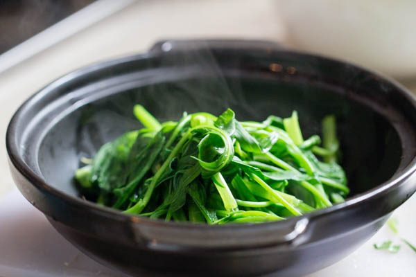 Hạn chế chế biến với dầu. Để kiểm soát tốt lượng đường huyết, bạn nên chế biến rau xanh bằng cách ăn trực tiếp, hấp, luộc. Hạn chế xào với nhiều dầu mỡ bởi sẽ ảnh hưởng đến nỗ lực kiểm soát đường huyết. Ảnh: IT
