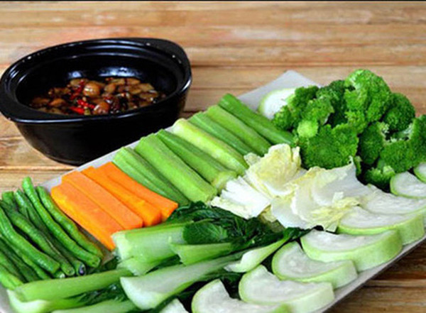 Áp dụng mẹo ăn rau giúp hạ đường huyết này, bệnh nhân không nhất thiết ăn 1 loại rau trong bữa. Bạn có thể đa dạng bằng 3-4 loại rau như rau ngót, cà chua, cà tím hấp và 1 số loại nấm.