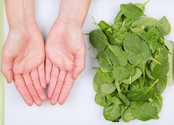 Ngoài cách cân chính xác, bạn có thể ước lượng bằng tay. 250g rau xanh cắt nhỏ sẽ tương đương bằng hai bàn tay chụm lại.