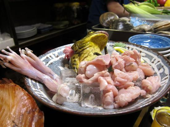 Món gỏi ếch sống có thể khiến nhiều người phải lợm giọng.